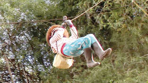 Những hình ảnh đu dây qua sông khiến người xem rùng mình