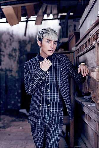 Cách đây ít ngày, một công ty từng làm việc với Sơn Tùng lên tiếng tố cáo anh chàng bỏ show, hủy liên tục 6 show lớn miền Tây gây thiệt hại lớn cho đơn vị tổ chức. Căn cứ theo hợp đồng, bên nào tự ý phá bỏ thỏa thuận sẽ phải đền bù gấp 3 lần thiệt hại. Điều này khiến Sơn Tùng bị đòi bồi thường số tiền lên đến 600 triệu đồng.