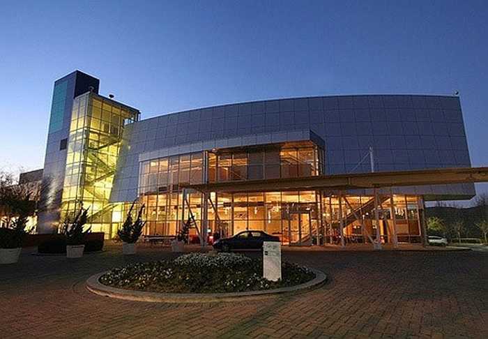 Trụ sở của Google tên là 'Googleplex', nằm tại Mountain View, Santa Clara County, California. Google có tới 15 văn phòng làm việc tại khắp các quốc gia, châu lục, mỗi nơi mang một vẻ riêng, không thể nhầm lẫn.