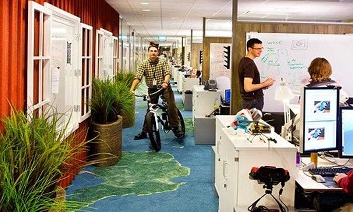 Tiêu chí của đại gia Google là mang đến không gian làm việc thoải mái nhất cho nhân viên, tại đây, họ sẽ cảm thấy như ở nhà. Không gian gần gũi với cỏ cây, thiên nhiên tại Stockholm, Thụy Điển.