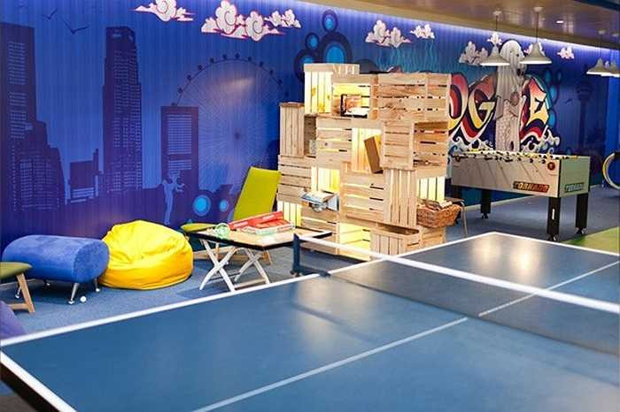 Ở một không gian thoải mái, sáng tạo, nhân viên Google có thể sáng tạo hơn nữa. Văn phòng tại Singapore nhấn mạnh yếu tố màu sắc, ánh sáng tươi tắn.