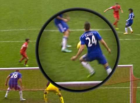 Tình huống Gary Cahill để bóng chạm tay trong vòng cấm