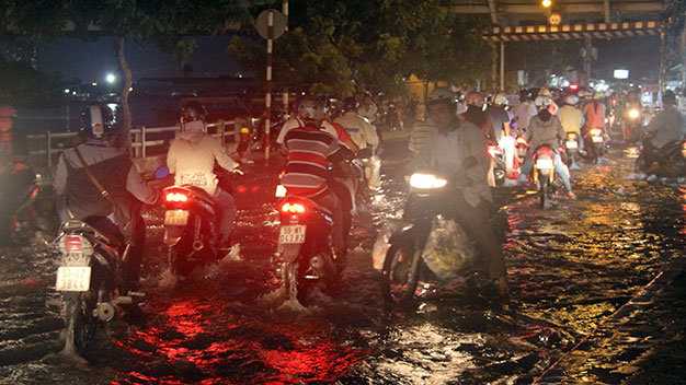 Triều cường lại gây ngập nhiều tuyến đường TP.HCM