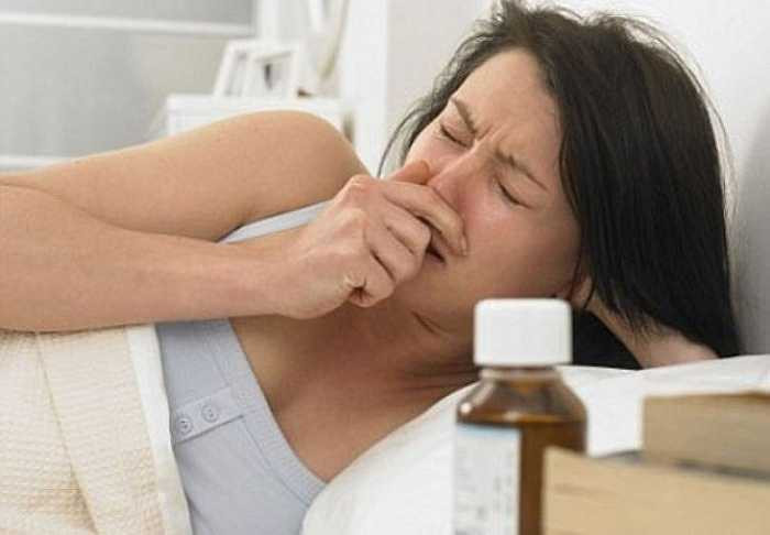 Chủ quan không chữa ngay từ đầu: Thực chất, cảm cúm là bệnh lý về đường hô hấp, nguyên nhân gây bệnh đến từ siêu vi (virus). Trong các loại vi rút đó, có loại lành tính nhưng cũng có rất nhiều loại vi rút nguy hiểm như H1N1, H5N1... Vì vậy, nếu chủ quan mà không chữa trị ngay từ đầu mà để bệnh tự khỏi thì có thể sẽ dễ dẫn đến nhiều biến chứng nghiêm trọng.