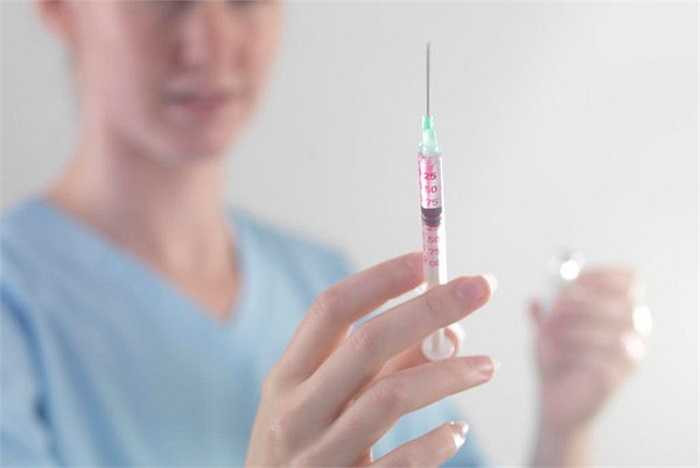 Người khỏe mạnh không cần phải tiêm phòng cúm: Virus cúm phát triển trong cơ thể có khả năng biến đổi và trở nên nguy hiểm trong khi hệ thống miễn dịch của con người thì không phải lúc nào cũng có thể kháng cự. Do đó, bạn nên tiêm phòng cúm hàng năm.