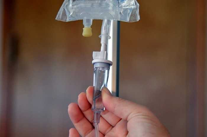 Truyền nước biển bừa bãi: Khi bị cảm cúm mà truyền nước biển quá liều, truyền với tốc độ nhanh (tốc độ chảy của nước vào cơ thể) có thể gây ra nhiều nguy hiểm tới tính mạng. Nó dẫn tới sưng phù ở vùng tiếp xúc với kim truyền, thậm chí còn gây sốc và dẫn đến tử vong. Các biểu hiện khi bị sốc nước có thể gặp là rét run, sắc mặt tái nhợt, ra nhiều mồ hôi, khó thở, tức ngực…