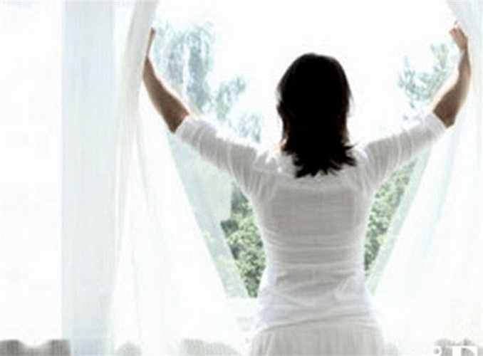 Đóng kín cửa, trùm đầu để toát mồ hôi. Đây là một ảo tưởng bởi khi cảm cúm, thể chất yếu, đổ mồ hôi nhiều có thể khiến chúng ta bị mất nước, khiến sức đề kháng suy giảm, làm bệnh nặng hơn. Tình trạng thiếu oxy cũng có thể khiến bạn bị lả đi, lịm đi, có thể gây nguy hiểm cho tính mạng.