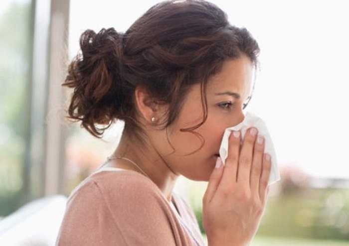 Xì mũi liên tục. Bạn không biết rằng, Việc làm đó vô tình nước mũi sẽ bị đẩy vào khoang mũi xoang. Nước mũi chứa nhiều vi rút và vi khuẩn sẽ gây nhiễm trùng trong khoang xoang. Nếu nước mũi chảy, hãy dùng khăn lau và tránh bóp véo mũi.