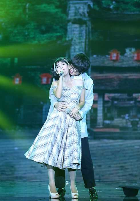 Cặp đôi hoàn hảo: Vân Trang bị Quốc Đại 'giành' váy