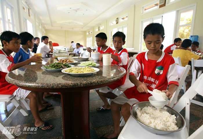 Bữa ăn tại Học viện HAGL Arsenal JMG 7 năm trước (Ảnh: Quang Minh)