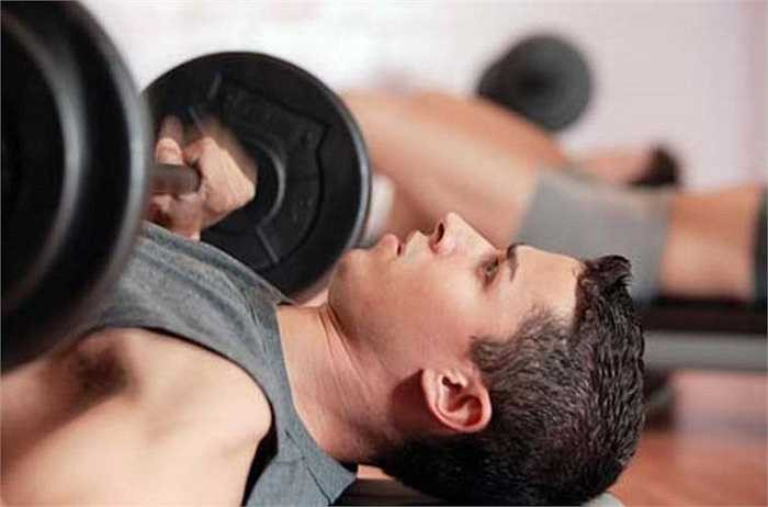 Nâng tạ khiến cơ thể sản xuất testosterone - tiền thân chính cho ham muốn tình dục nam. Chuyên gia khuyên nên nâng tạ đến khi bạn cảm thấy mệt, khoảng 10 lần. Thực tế, một số nghiên cứu cho thấy mối liên quan giữa các bài tập cường độ cao, ngắn như nâng tạ, với mức tăng nồng độ testosterone.