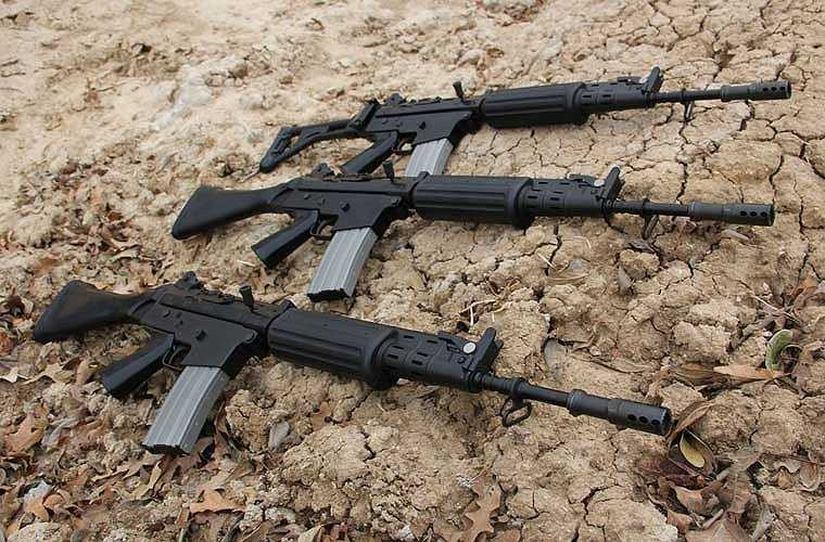 FN FNC được phát triển với 2 mẫu: mẫu thường và mẫu carbine. Trong đó, mẫu thường nặng 3,84kg, dài 997mm với báng mở hoặc 766mm với báng gấp, nòng dài 449mm. Còn mẫu carbine nặng 3,7kg, dài 911mm với báng mở hoặc 667mm với báng gấp, cỡ nòng dài 363mm.