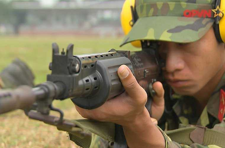 Có một điều dễ nhận ra là FN FNC có kiểu dáng khá giống với mẫu súng trường tiến công huyền thoại AK-47 của Liên Xô. Thực ra, FNC có sử dụng kết hợp các đặc điểm nổi bật của các thiết kế nổi tiếng như AK-47 và M-16 cùng các súng khác.