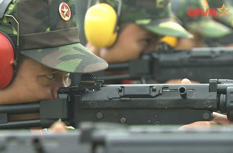 Sử dụng cơ chế nạp đạn bằng khí nén với thoi nạp đạn xoay với hai móc lớn khóa viên đạn cố định vào vị trí rất giống của AK-47 nhưng kết hợp thêm các đặc điểm thiết kế của khẩu CNC cùng một số sửa đổi. Hệ thống trích khí dài với ống trích khí nằm ở phía trên nòng súng, nhưng không giống như AK thanh pit ton truyền động có thể tháo rời khỏi thoi nạp đạn khi bảo trì súng. 