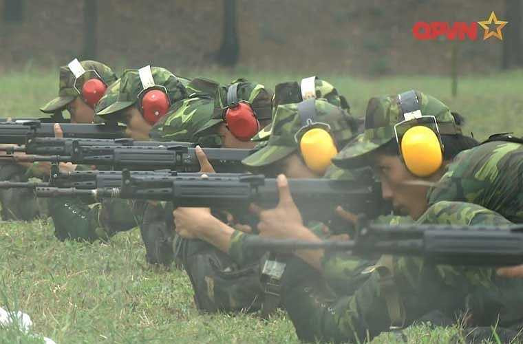 Thân súng được chia thành hai phần trên và dưới, được gắn với nhau bởi đinh ghim. Phần trên được làm bằng thép ép trong khi phần dưới cùng hộp đạn được làm bằng hợp kim nhôm. Nòng súng tích hợp bộ phận chống chớp sáng kiêm bộ phận gắn lựu đạn đầu nòng. 