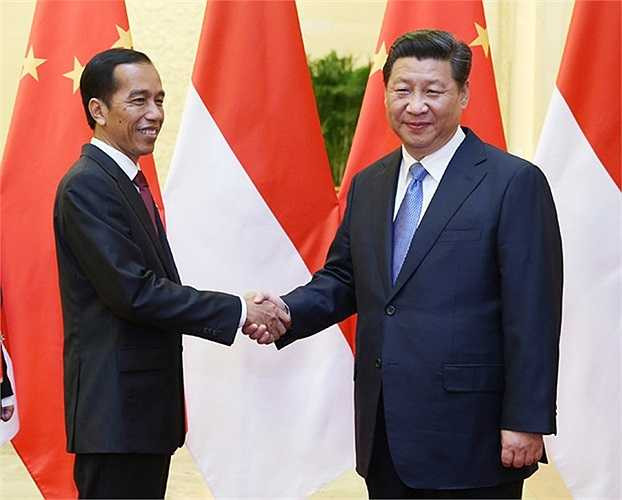 Tổng thống Indonesia Joko Widodo bắt tay Tập Cận Bình