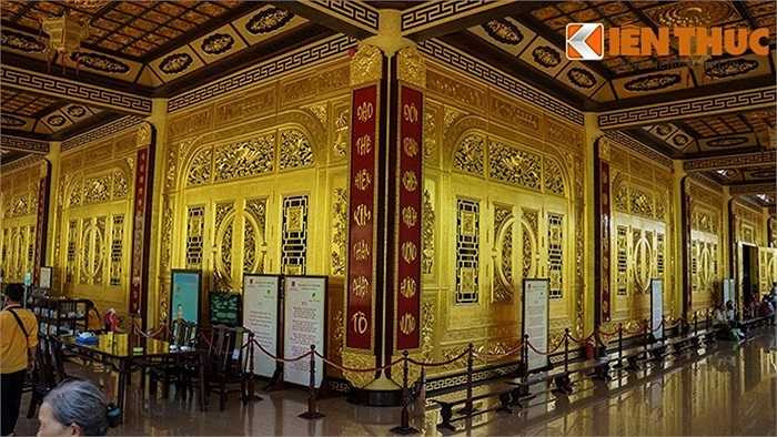 Kim Điện có 28 bộ cửa làm bằng gỗ quý, chạm khắc hoa văn cầu kỳ và tất cả đều được dát vàng, khiến các hành lang trở nên sáng lóa.