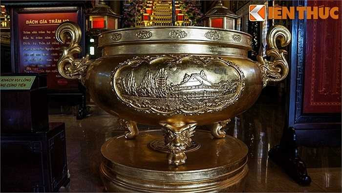 Chiếc lư hương với hoa văn độc đáo được dát vàng 24k.