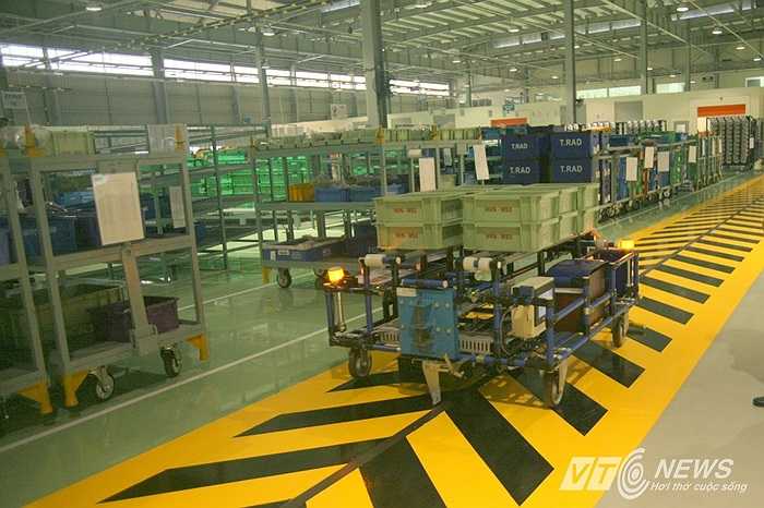 Nhà máy mới của Honda như một tổ hợp công nghiệp lớn, bố trí quy củ, được trang bị nhiều công nghệ tiên tiến nhất trong sản xuất xe mô tô. Trong hình là rô bốt vận chuyển linh kiện, tự động nhận đường đi theo đường vạch vàng.