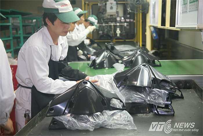 Đóng gói chi tiết nhựa vào túi nilong để tránh bị trầy xước, trước khi chúng được đưa đến phân xưởng lắp ráp hoặc đưa xuống kho phụ tùng.