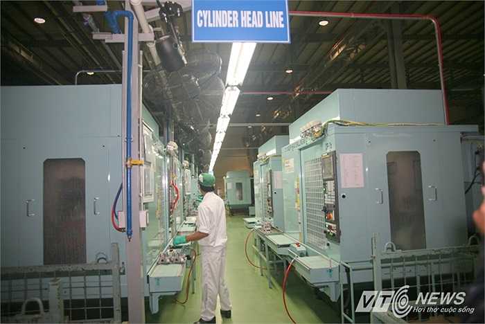 Tại đây, công nhân lắp ráp xi-lanh, pitong, trục khuỷu của động cơ bằng các thiết bị chuyên dùng.