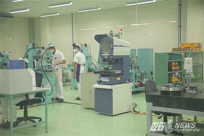 Những chi tiết nhỏ và phức tạp nhất được lắp ráp trong các 'phòng sạch', tức là không thể có bụi lọt vào trong.