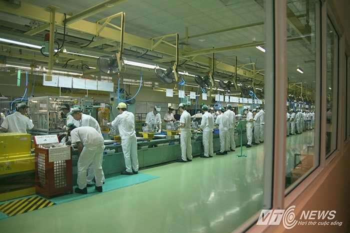 Một 'phòng sạch' rất dài và rộng là dây chuyền chính để lắp ráp động cơ. Khi vào đến đây, các chi tiết máy đã được xác nhận đủ tiêu chuẩn để vận hành. Khi ra khỏi phòng này, động cơ thành một khối hoàn chỉnh, chỉ việc lắp lên khung.