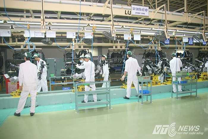 Hình hài một chiếc xe máy sẽ được bắt đầu trên dây chuyền này, tại nhà máy được gọi là 'Dây chuyền kết hợp'.