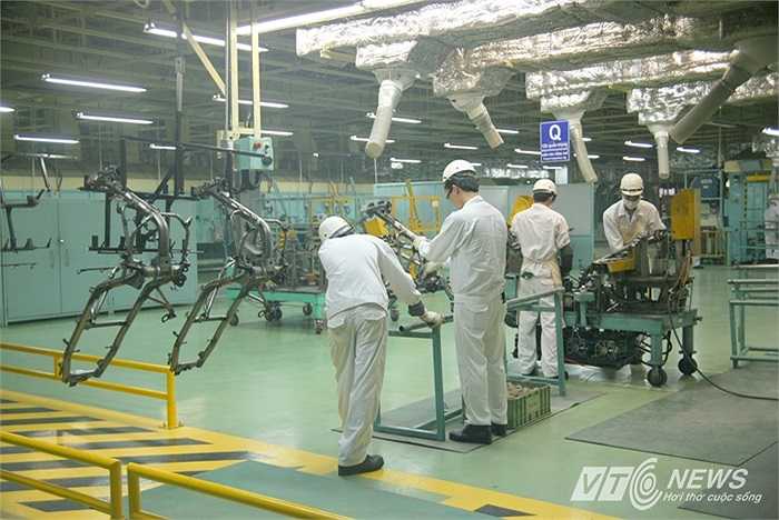 Tại phân xưởng hàn khung, nhân viên kỹ thuật kiểm tra các mối hàn bộ khung của chiếc xe tay ga Airblade trước khi chúng đến công đoạn kế tiếp.