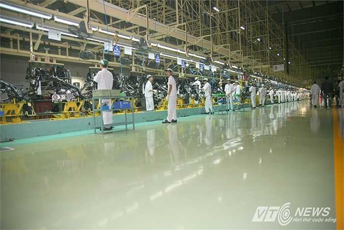 Trên băng tải, từng chiếc xe di chuyển chậm trong dây chuyền, hàng trăm chi tiết được lắp vào một cách nhịp nhàng.