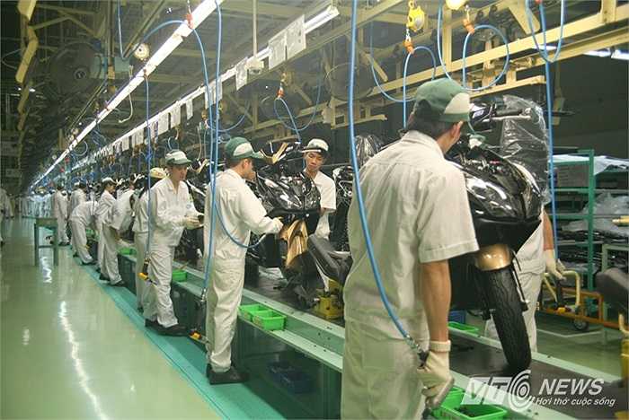 Hình hài chiếc xe tay ga Airblade đã rõ nét, ở công đoạn này, các linh kiện điện tử ở trên đầu xe được lắp ráp.