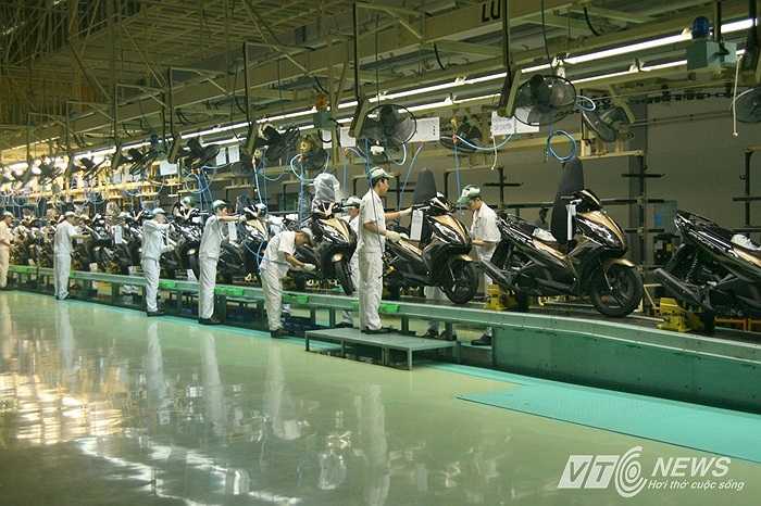 Công đoạn gần cuối, yên xe, mặt nạ được lắp vào, túi nhỏ đựng gói đồ sửa xe, sổ sách hướng dẫn sử dụng được nhét vào cốp xe.