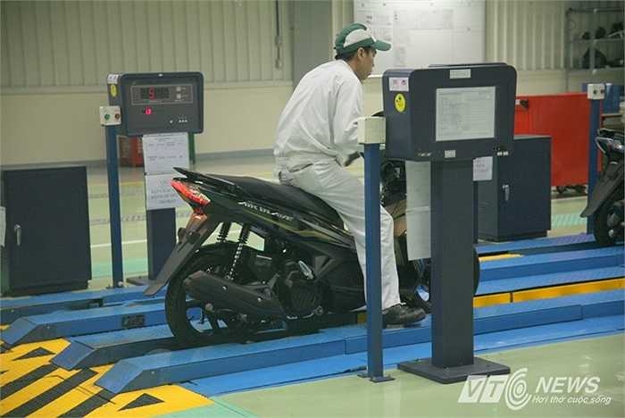 Kỹ thuật viên đưa chiếc xe vào máy kiểm tra phanh, lốp....Sau đó đưa xe đến khâu tiếp theo để kiểm tra hệ thống điện, trước khi giao xe cho kỹ thuật viên cuối cùng.