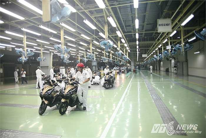 'Khu vực xác nhận' là khâu cuối cùng trong dây chuyền sản xuất xe máy của Honda. Tại nhà máy này, toàn bộ các máy móc đều được vận hành và bảo trì bởi kỹ thuật viên người Việt Nam. (Quốc Khánh thực hiện) 