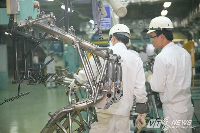 Sau khi hàn, khung xe được làm nguội, sau đó kỹ thuật viên dùng thiết bị chuyên dùng để kiểm tra tiêu chuẩn các mối hàn, mài nhẵn các gờ cạnh trước khi chuyển bộ khung sang dây chuyền sơn.