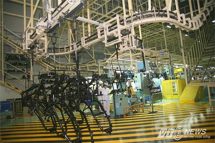 Sau khi sơn và sấy khô, hệ thống băng tải treo đưa các khung xe đến dây chuyền kế tiếp. Hệ thống băng tải treo có thể đưa hàng trăm bộ khung chạy quanh các phân xưởng lắp ráp theo chu trình khép kín.