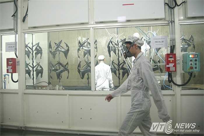 Bộ phận sơn của nhà máy là các buồng kín, sử dụng rô-bốt để sơn. Nhân viên kỹ thuật vận hành phân xưởng sơn đều phải mặc đồ bảo hộ, đeo khẩu trang phòng độc rất nghiêm ngặt.