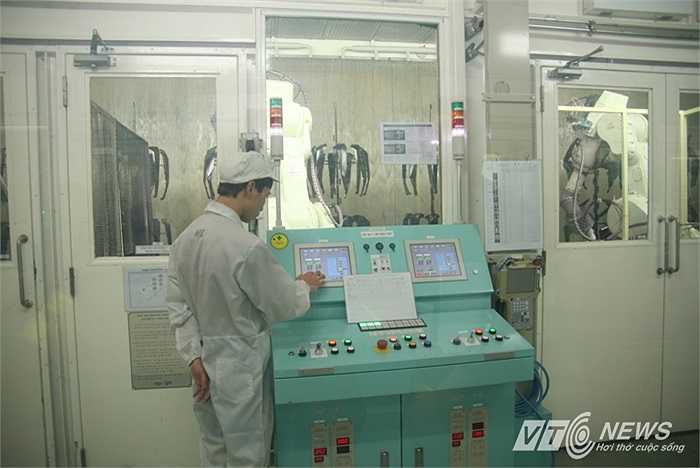 Vận hành rô-bốt sơn các linh kiện nhựa trong phân xưởng sơn của Honda