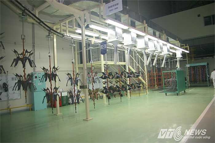 Sau khi ra khỏi xưởng sơn, băng tải treo đưa sản phẩm đến khu vực sấy.