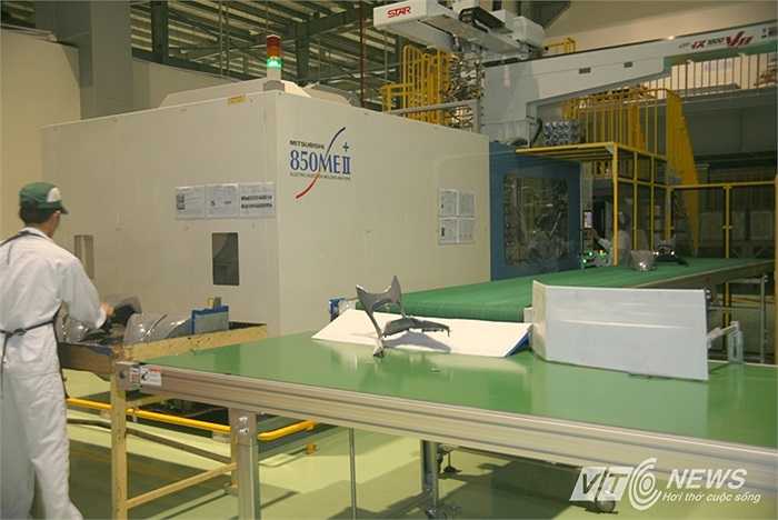Những máy móc này đúc các chi tiết nhựa của những chiếc xe tay ga.