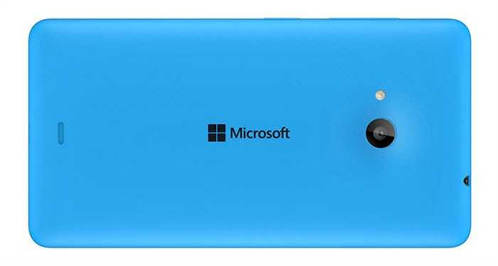 Không như Lumia 52x và 530 tiền nhiệm, Microsoft trang bị cho phiên bản giá rẻ mới đèn flash LED nhằm trợ sáng khi chụp ảnh trong điều kiện ánh sáng yếu.