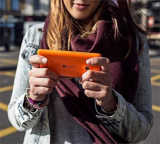 Với Lumia 535, người dùng có hai tùy chọn phiên bản 2 SIM và 1 SIM, khả năng kết nối 3G HSDPA, Wi-Fi chuẩn n, Bluetooth 4.0.