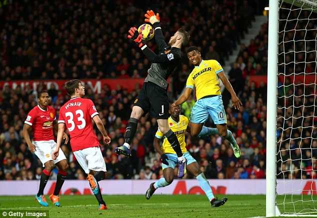 (VTC News) - Thủ thành David de Gea tin rằng việc phải thi đấu với hàng phòng ngự rách nát của Man Utd sẽ giúp anh cải thiện rất nhiều khả năng của mình.