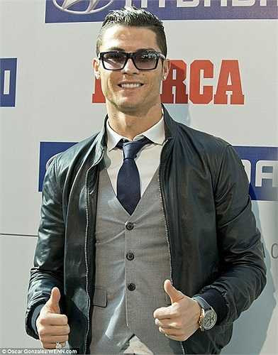 Ronaldo tươi cười trước ống kính truyền thông. Đây là lần thứ 3 liên tiếp Ronaldo nhận giải thưởng Di Stefano và lần thứ 2 liên tiếp với giải thưởng Pichichi. 