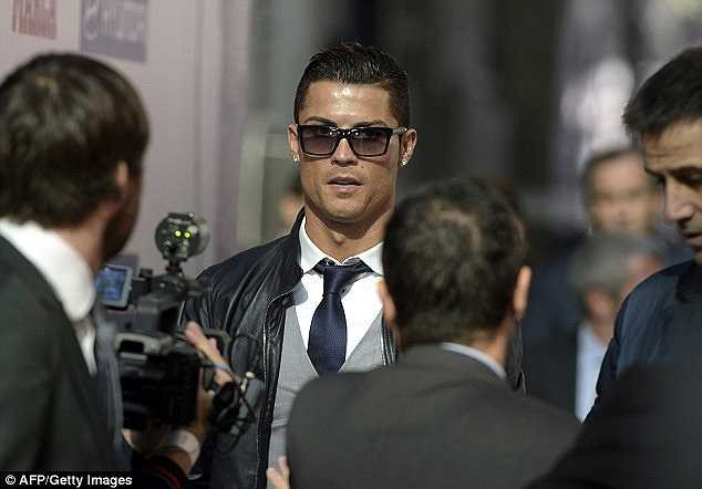 'Tôi muốn nhân cơ hội này để nói một điều hối tiếc rằng ngài Di Stefano không thể trao tặng giải thưởng cho tôi. Di Stefano là một cầu thủ phi thường. Được gặp ông ấy là niềm vinh dự và đặc ân với tôi'.