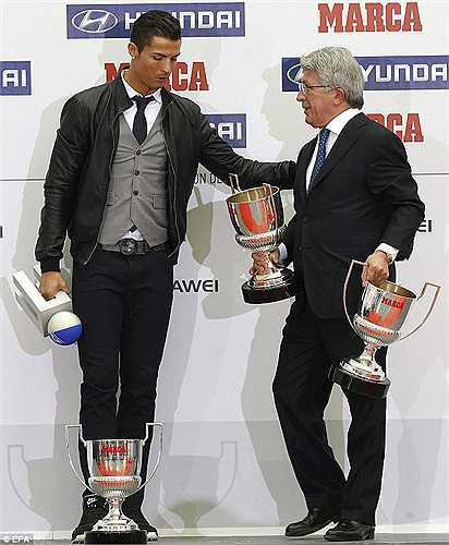 Chủ tịch Atletico Madrid - Enrique Cerezo trao hai giải thưởng cá nhân cho siêu sao của Real Madrid. 