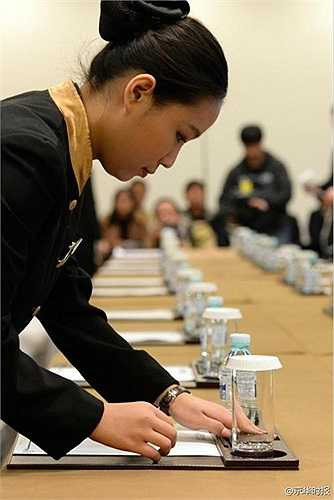 Nữ nhân viên bày biện đồ uống cho các lãnh đạo APEC