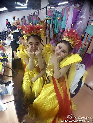 Nữ nghệ sỹ tạo dáng chụp ảnh bên trong sân khấu