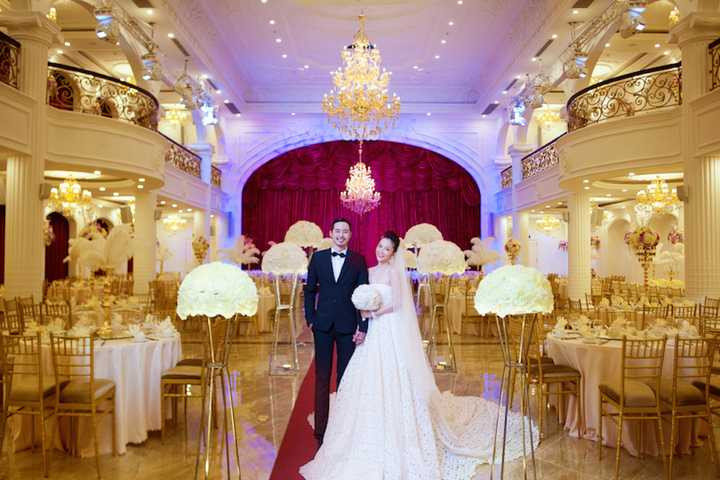 Hiện đang tập trung cho công việc <a href='https://vtcnews.vn/kinh-te.1.0.html' >kinh doanh</a>, nhưng Linh Nga vẫn nhận lời xuất hiện trong những bộ ảnh thời trang đặc biệt, giúp cô tạo được dấu ấn với khả năng diễn xuất nổi bật. 