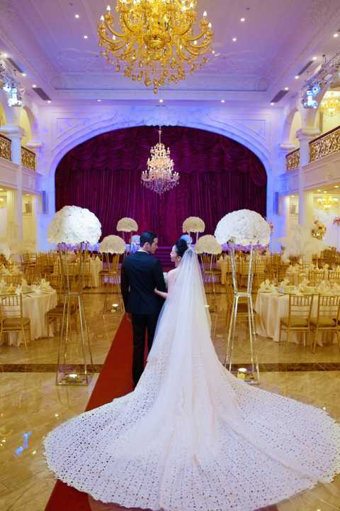 Những bộ váy cưới sang trọng dường như làm tôn lên vẻ đẹp cổ điển đậm chất Á đông của Linh Nga.